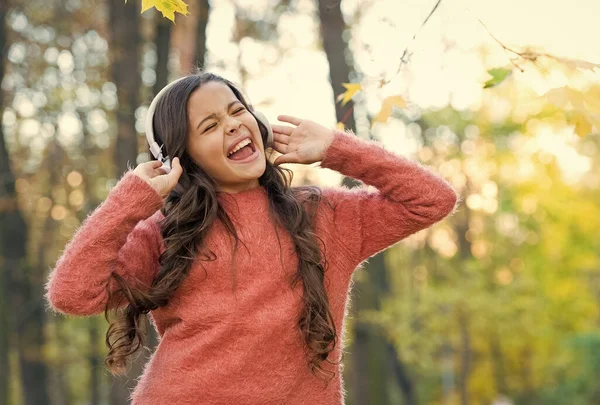 Szczęśliwa dziewczyna śpiew w słuchawkach, muzyka — Zdjęcie stockowe