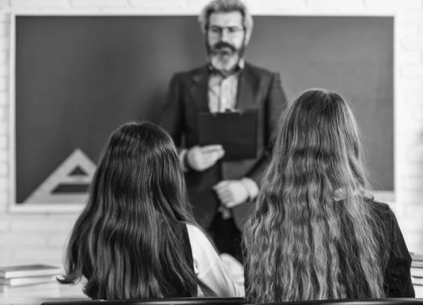 Leerling met leerkracht in de klas. Discussiegroep van kinderen en leraar. Leraar en kind leren in de klas. Samen studeren is cool. terug naar school. hulp en ondersteuning. lang haar dragen — Stockfoto