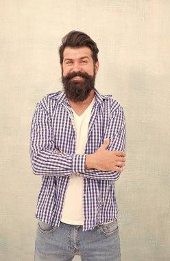 Mutlu kahkahalar Gülümseyen mavi geçmişi olan mutlu bir hippi. Sakallı adam sıradan bir şekilde gülümsüyor. Ağız temizliği. Diş hekimliği. Diş sağlığı kliniği. Diş sağlığı. Diş beyazlatma. Berber dükkanı. Kuaför salonu.