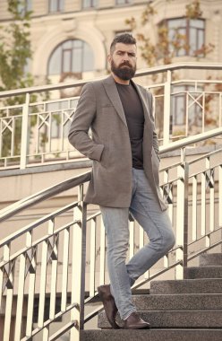 Modayı takip ediyorsun. Sonbahar ceketli acımasız olgun hippi. Erkek, sakallı, bakımlı. Tarz sahibi bir adam. Saç ve sakal bakımı. Sakallı, karizmatik bir iş adamı. Dışarı yürüyün. Sakallı adam