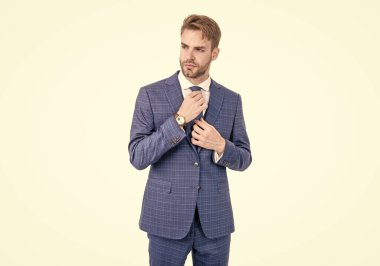 Yakışıklı profesyonel, klasik mavi takım elbise ve kravat resmi giyip, başarı için giyiniyor..