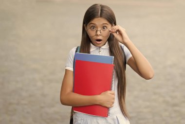 Vay canına. Şaşkın çocuk, dışarıdaki gözlüklerden bakıyor. Görüş testi. Okul için göz kontrolü. Vizyon taraması. Göz görüşünü koruyorum. Pediatrik göz doktoru. İlkokul