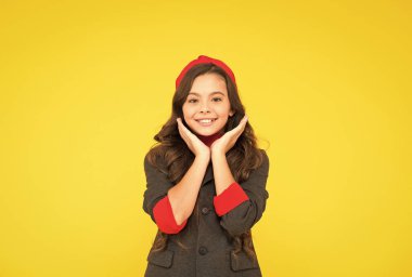 Form seni takip ediyor. Mutlu çocuk sarı üniforma giyiyor. Okula geri dönüş görünüşü. Okul modası. Sonbahar stili. İlkokul eğitimi. Çocukluk ve çocuk bakımı