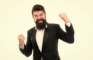 İçindeki kazananı serbest bırak ve kazan. Mutlu kazanan beyazda izole edilmiş. Sakallı adam, kazanan hareketi yap diye bağır. Heyecanlı kazanan zaferi kutluyor. İş hayatında başarı. Başarılı başvuru sahibi