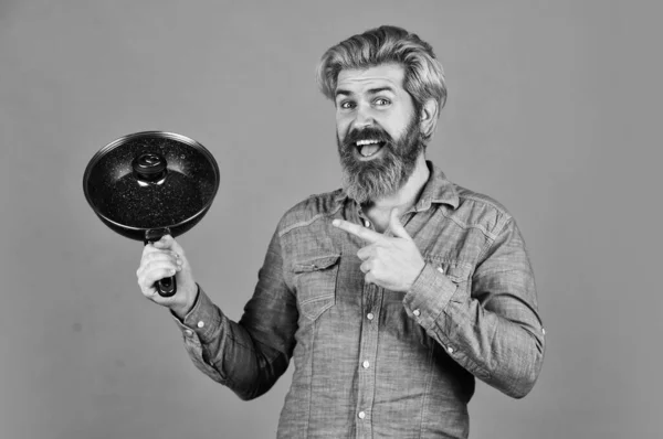 Homme barbu cuisinant dans la cuisine. culinaire et gastronomique. Des ustensiles de cuisine. Cuisine saine. cuisine plat savoureux. homme barbu tenir poêle à frire. Cuisiner dans la casserole. pour la préparation des aliments — Photo