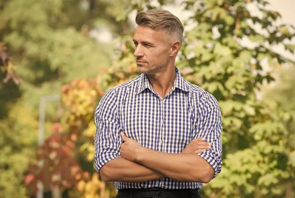 Homme réussi et charismatique. beau mâle a toiletté les cheveux gris. mature gars croisé mains en plein air. automne ou printemps mode décontractée. mode masculine et beauté. jour juste et ordinaire — Photo