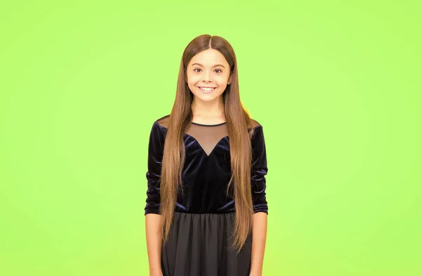 Menina feliz com longo cabelo morena usar vestido preto moda olhar fundo verde, estilo — Fotografia de Stock