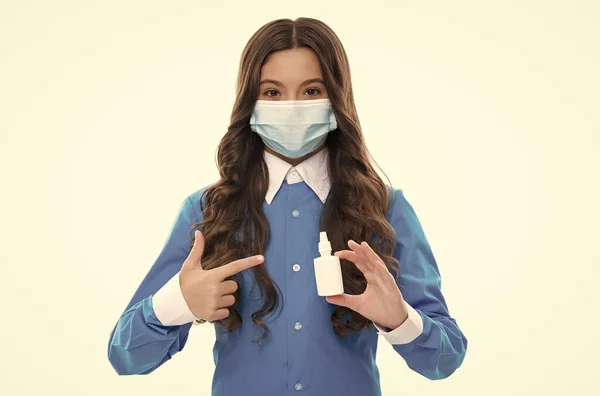 Unge i respirator mask med näsdroppe eller spray för behandling av rinnande näsa som coronavirus covid-19 epidemiska symtom, apotek — Stockfoto
