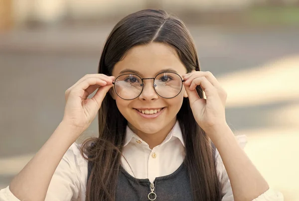 Intellektuális pillantás. Boldog gyermek, nézz ki a kinti üvegen. Látomás vetítés az iskolában. Szemvizsgálat. Korrekciós szemüveg. Receptköteles szemüveg. Szemvédőt. Optikai szalon. Alapfokú oktatás — Stock Fotó