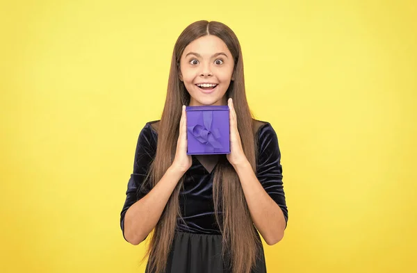 Niño celebrar regalo de cumpleaños. niño después de la venta de compras. Oh, Dios mío. celebración del día de los niños. adolescente se preparan para el día de San Valentín. Feliz infancia. adolescente con caja de regalo. tener unas felices vacaciones —  Fotos de Stock