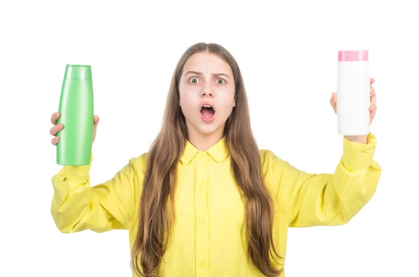 Sorprendido adolescente chica presentando champú o pelo cuerpo acondicionador botella aislado en blanco, decisión — Foto de Stock