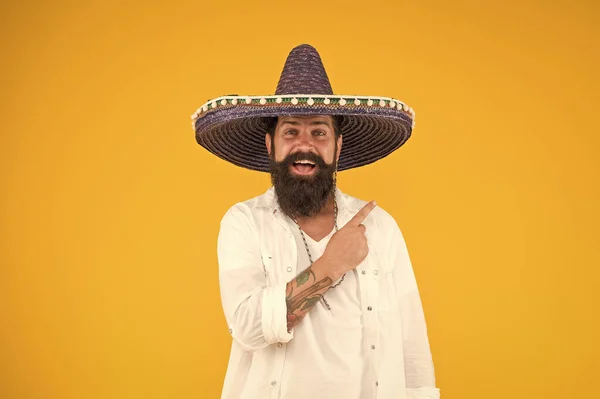 メキシコの死者の日だ。メキシコの祝日だ。メキシカンハットソムブレロと口ひげ。夏を楽しんで。お祝いムードの男が指を指してる。5月5日。メキシコのソンブレロ帽子の残忍な髭男 — ストック写真