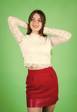 Mutlu çocukluk. Şık giyinmiş genç bir çocuk. Gülümseyen kız modaya uygun giyinir. Çocuk güzellik standartları. moda ve güzellik. gerçek duygularını ifade et. Mutlu çocuk resmi tarzı. Uygun tasarlandı.