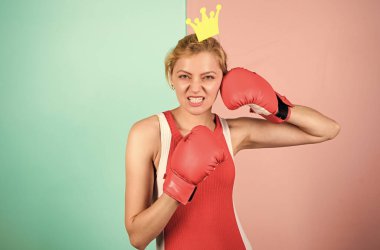 Başarını kutla. Zafer konsepti. Spor başarısı. Başarıya ulaş. Boks ringinin kraliçesi. Prenses tacı takan sporcu kadın. Boks eldiveni takmış neşeli bir kız. Atletik kadın kazandı.