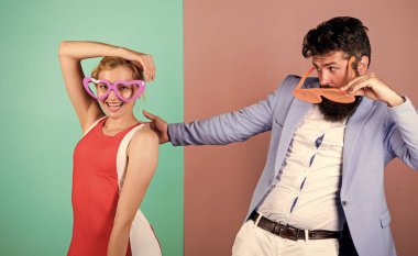 Parti havası. Çiftler eğleniyor. Ofis partisi. Başarıyı kutluyoruz. Dalgamı yakala. Rahatla ve eğlen. Şirket kültürü. Tatili kutluyoruz. Sakallı adam, güzel kadın parti gözlükleri kutluyor.