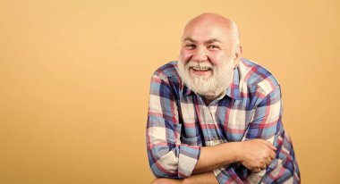 Yaşlılar eğlencesi. Yaşlı eğlencesi. Sakallı kıdemli hippi, olumlu duygu ifadesi. Eğleniyorum. Emeklilik. Yaşlı, neşeli, güler yüzlü, kareli gömlekli dede.