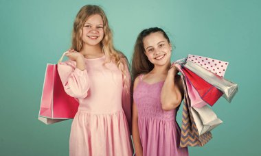 Satın aldığınız için teşekkürler. Pazartesi günü çocuklar siber ortamda. Büyük indirim. Genç kızlar kese kağıdı tutarlar. Tatil için hediye al. Paket satın alan alışveriş meraklıları. Neşeli çocuklar alışverişe gider. Kara Cuma konsepti