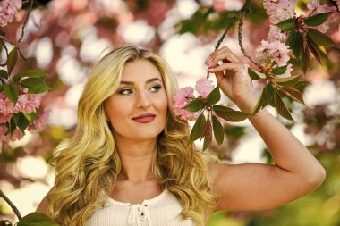 Bahar çiçeği açan ağaç. Bahar sembolü Çiçeklerin kadınları neden her zaman mutlu ettiğini. Mutlu bahar günleri. Kız bahçede sakura çiçeğinin tadını çıkarıyor. Kiraz ağacı. Çiçek aroması. Uyum ve kadın enerjisi.