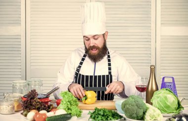 Keskin bıçakla sebze doğrama. Tarife göre. Yemek için malzeme hazırlayın. Pek çok yemek pişirme yöntemi için kullanışlı. Temel pişirme işlemleri. Usta şef ya da amatör aşçı yemeği