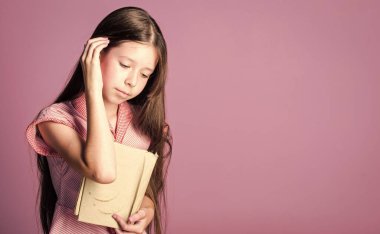 Evde eğitim. Mutlu bir çocukluk. Küçük kız ilginç bir hikaye okudu. Kurgu kitabı. Sırlarını günlükte tut. Kitapçı konsepti. Çocuk edebiyatı. Kitap aşığı. Kız için roman. Peri masalını oku