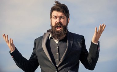 Beklenmedik bir şans. Sakallı iyimser iş adamı resmi gökyüzü kıyafeti giyer. Başarı ve şans. İyimser bir ruh hali. İyimser gibi düşün. İyimser olmak. Gelecek için umutlu ve kendinden emin.