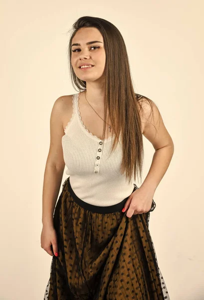 Dívka letní boho styl šaty na bílém pozadí, mladý a volný koncept — Stock fotografie