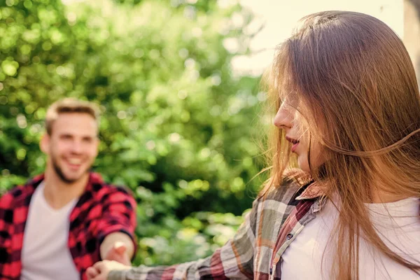 私たちの気持ち。公園の男との選択的なフォーカスの女の子。屋外で二人の最初の出会い。関係だ。家族の週末。ロマンチックなデートだ。恋のカップル。ハッピーバレンタインデー。夏の森のキャンプ — ストック写真