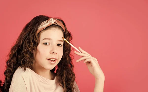 Cosméticos orgânicos naturais. Pele saudável. Problema da acne. Saúde e beleza. Produtos femininos. Adoro a minha cara. Menina adolescente com cabelo encaracolado longo. Uma rotina de beleza. Menina no salão de beleza. Maquiagem para criança — Fotografia de Stock