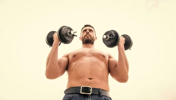 Sportif avec un torse fort. Équipement sportif. Fitness et sport de musculation. Style de vie sportif. Le succès est le choix. Gagner, c'est prendre l'habitude. Haltère gymnase d'exercice. Homme musclé exerçant avec haltère — Photo