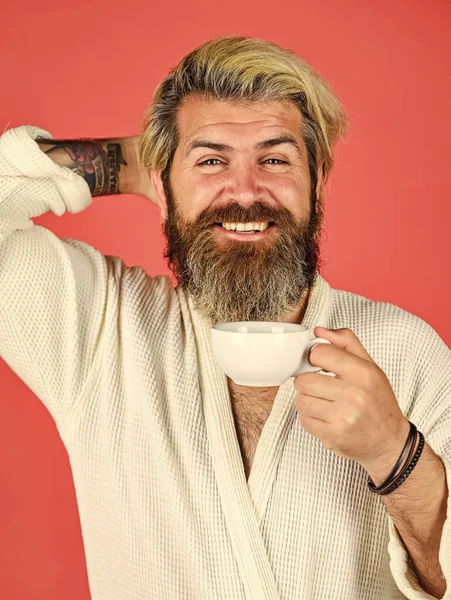穿着家居服的家伙拿着咖啡杯.带着胡须的男人，带着杯子。早餐的概念。早上从咖啡开始。理解你的日常韵律。穿着浴衣的留着胡子的男人喜欢早茶 — 图库照片