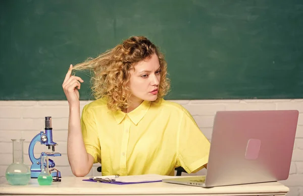 Meisje in klaslokaal laboratorium met computer. student met microscoop en beker. biologie experimenteel onderzoek. aantekeningen maken over chemische onderzoeksresultaten. microbiologie en farmaceutisch onderzoek. — Stockfoto