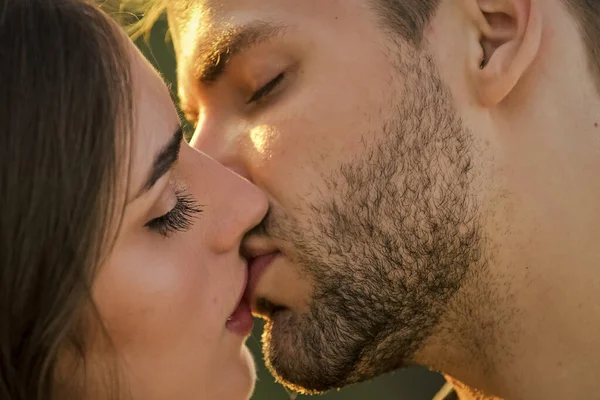 Mais macia que seda. delicado beijo lindo. Homem beija mulher. casal apaixonado. Eu amo-te. Boca fechada a beijar. relações românticas. casal beijando amor na lua de mel. beijando retrato casal — Fotografia de Stock