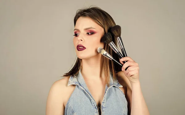 Femme sexy avec brosse de maquillage professionnelle. salon de coiffure beauté. Rouge à lèvres et fard à paupières. maquillage de mode visage. la sexualité. cosmétiques de soins de la peau. femme sensuelle aux cheveux longs. modèle fille glamour — Photo