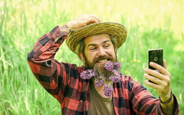 Videollamada. Internet disponible en la mayoría de los rincones remotos del país. Comunicación en línea. Internet y comunicación asequibles de alta calidad. Cowboy hipster en el campo con smartphone. Redes sociales — Foto de Stock