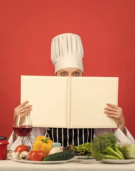Ne yersen osun. Kadın şef yemek kitabı okur. Yemek pişirmek için kullanılabilir. Restorandaki yemek stüdyosu. Şef yemek tarifi hazırlıyor. Yemek tarifi kitabı. En iyi tarif. Yemek konsepti. Modern bir mutfakta çalışıyorum. — Stok fotoğraf