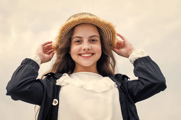 Stijl voor elk verhaal. Gelukkige jeugd. tiener kind met stro stijlvolle hoed. Een lachend meisje draagt een strohoed. Schoonheidsnormen voor kinderen. mode en schoonheid. Echte emoties uiten. gelukkig kid casual stijl — Stockfoto