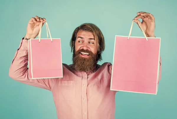 Shopping à domicile. homme mûr regardant occasionnel dans la surprise avec paquet actuel. couramment utilisé pour l'anniversaire. acheter des cadeaux d'anniversaire. étonné mâle ouvert sac à provisions avec quelque chose d'excitant à l'intérieur — Photo