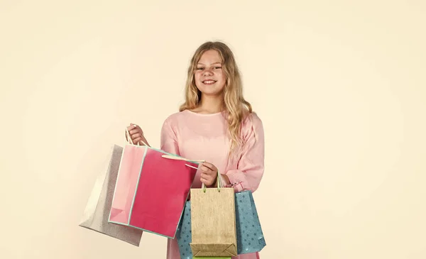 Nakupování štěstí. velký prodej. dospívající dívka drží papírovou tašku. Kup dárky na dovolenou. shopaholik s nákupními balíčky. Šťastné dítě jít nakupovat. Černá páteční představa. dítě v kybernetickém pondělí — Stock fotografie