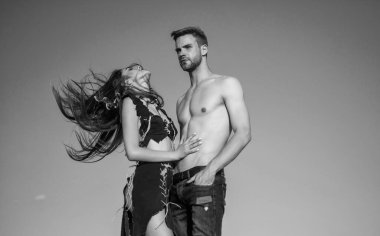 Ateşli ilişki. Maço adamın kaslı bir vücudu var. Aşık şehvetli bir çift. Seksi kız süet deri giyiyor. İlkel içgüdü. Arzuyu hisset. Romantik ilişki kavramı. sıcak yaz havası