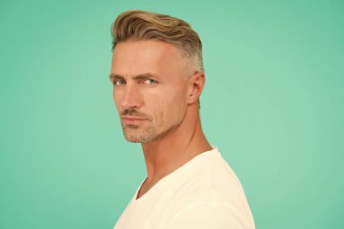 Mükemmel bir tarz. Yüzünde kıllar olan yakışıklı bir adam. Yüz kılı bakımı. Erkek bakımı modası. Berber dükkanı güzellik salonu. Olgun gülümseyen adam. Sıradan tarz mavi gözlü adam. Yakışıklı, tıraşsız adam.