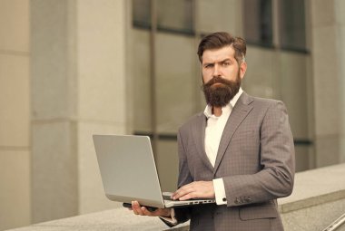 Web konferansı. Ciddi mühendis dışarıda dizüstü bilgisayar kullanıyor. Bilgisayar konferansı. Video görüşmesi yapıyorum. Video konferansı. Modern teknoloji. Resmi moda tarzı. İş iletişimi