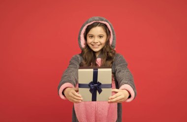 En iyisini seçiyorum. Genç kız boks gününün tadını çıkarıyor. Mutlu çocukluk. Tatil için alışveriş hediyesi. Noel ya da yeni yıl. Tüylü tavşan pijaması giymiş şirin bir çocuk hediye kutusunu tutuyor. Neşeli çocuk doğum gününü kutluyor