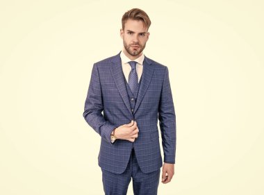 Zarafet anahtardır. Zarif bir adam beyaz üzerine izole edilmiş takım elbise giyer. İş usulü. Şık ve zarif.