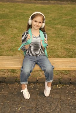 Okul tatili. Parktaki bankta oturan tatlı çocuk. Anaokulu eğitimi. Yaz tatili. Müzik eğlenceli. Yolculuk ve gezi. Seyahat ve seyahat tutkusu. Boş zaman