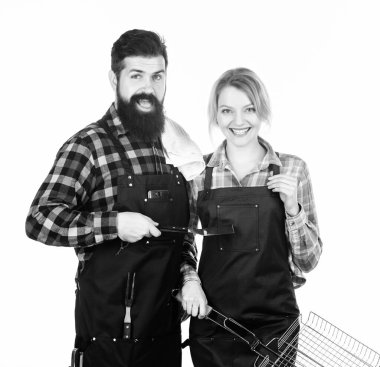 Yaz tatili tatili. Erkek sakallı hippi ve kız ızgara beyaz arka plan için hazır. Arka bahçe barbekü partisi. Aile bbq fikirleri. Birbirine aşık bir çift barbeküye hazırlanıyor. Piknik ve barbekü