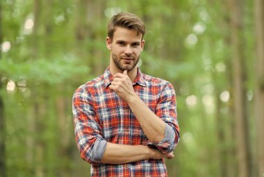 Sakallı, ekose gömlekli, sakallı ve sakallı bir adam.