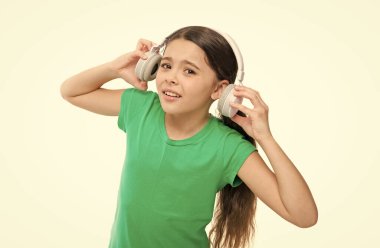 Sosyalleşmeyle ilgilenen bir çocuk. Çocuklar her gün kulaklık kullanırlar. Küçük kız müzik dinler. Çocuk şimdilik sesin tadını çıkarıyor. Kulaklıklar çocukları sakinleştirir. Kulaklık kullanmanın avantajları