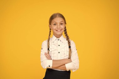 Okula tekrar hoş geldin. Uzun saçlı tatlı bir kız öğrenci. Mezuniyet konsepti. İlkokul eğitimi. Mükemmel liseli kız. Gülümseyen küçük liseli kız. Okul üniforması içinde küçük kız güzel görünüyor.