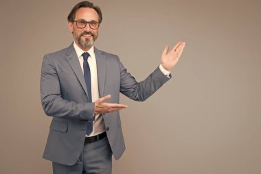 Üniversite profesörü sunum yapıyor. Olgun öğretmeniniz kutlu olsun. CEO işletme koçu. Avukat kıyafetini gözlüklerle tamamladı. Yetişkin adamın gözlüğü var. Erkek gözlüğü modası. Boşluğu kopyala