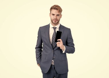 Resmi stil elbise yöneticisi iş iletişimi ve teknoloji için akıllı telefon cep telefonu aygıtı tutun